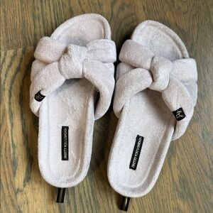 Cozy Women's Slippers in Cream by 32 Degrees